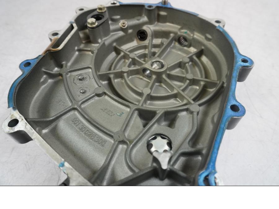 Snett uppifrån på Kopplingskåpa från en KTM 125 Duke -2017 motorcykel.