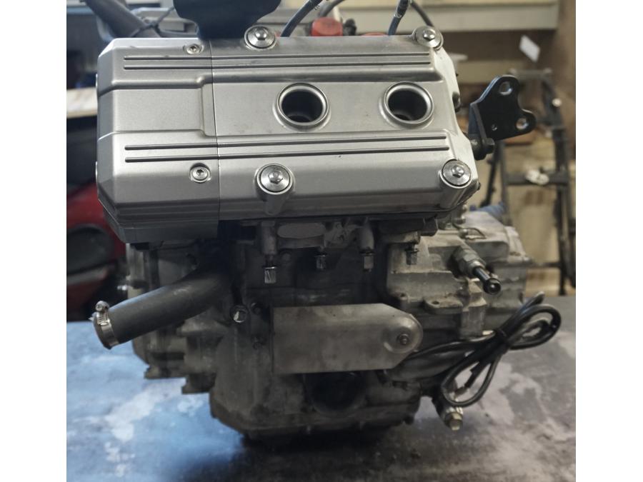 Baksidan på Motor från en Honda ST 1100 -1999 motorcykel.