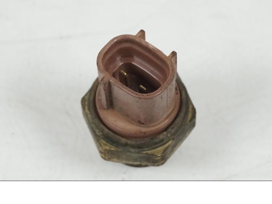 Extrabild2 på Vattentermostatgivare från en Kawasaki Z 750 -2006 motorcykel.