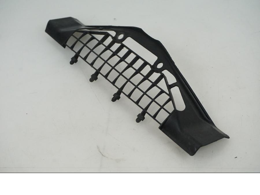 Snett nerifrån på Luftintag från en Honda CBR 1000 -2005 motorcykel.