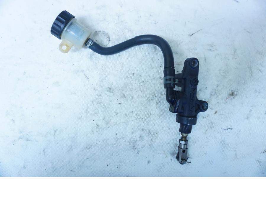 Baksidan på Bromshuvudcylinder från en Yamaha YZF 1000 R1 -2002 motorcykel.