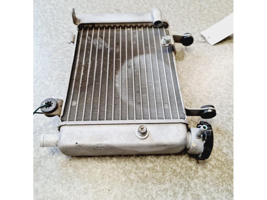 Snett nerifrån på Vattenkyl från en Honda CBR 125 R -2011 motorcykel.