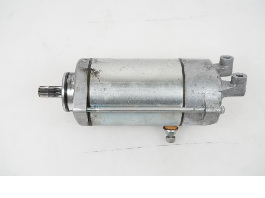 Vänster sida på Startmotor från en KTM 1290 Super Adventure S -2022 motorcykel.