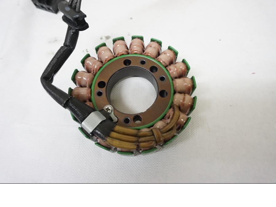 Höger sida på Generator från en Kawasaki Z 900 -2020 motorcykel.