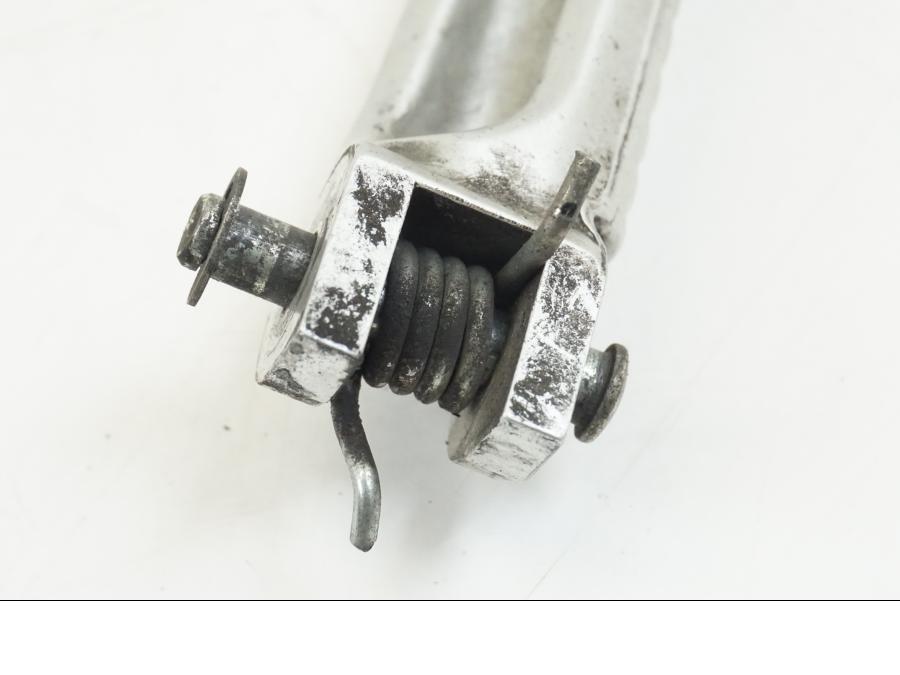 Snett nerifrån på Fotpinne från en Ducati Streetfighter S -2011 motorcykel.