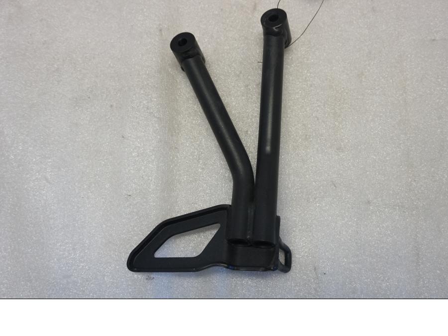 Baksidan på Fotpinnefäste från en Suzuki SV 650 -2016 motorcykel.