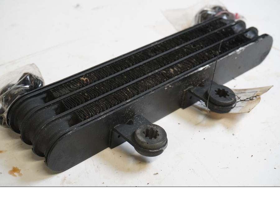 Vänster sida på Oljekyl från en Honda XRV 750 -1999 motorcykel.