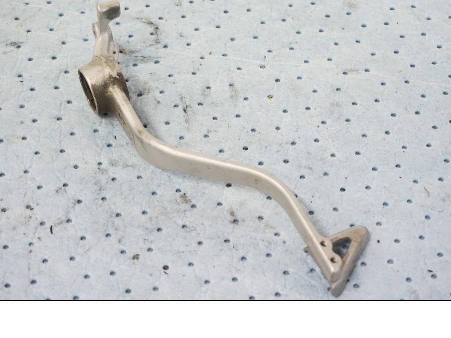 Snett uppifrÄn pÄ Bromspedal frÄn en KTM 690 Duke -2008 motorcykel.