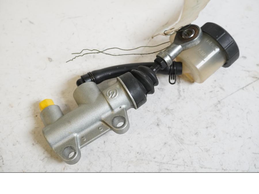 Baksidan på Bromshuvudcylinder från en KTM 990 Super Duke R -2010 motorcykel.