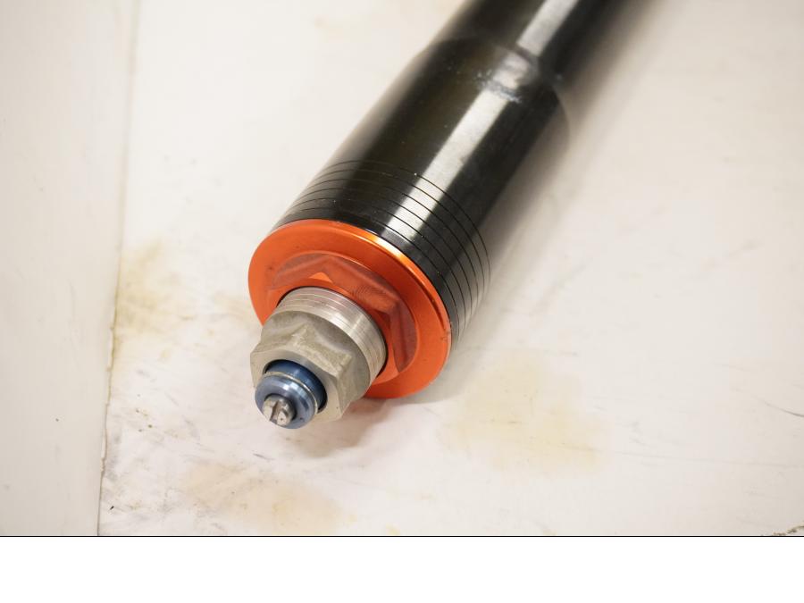 Snett uppifrån på Gaffelben från en Aprilia RSV 1000 -2002 motorcykel.