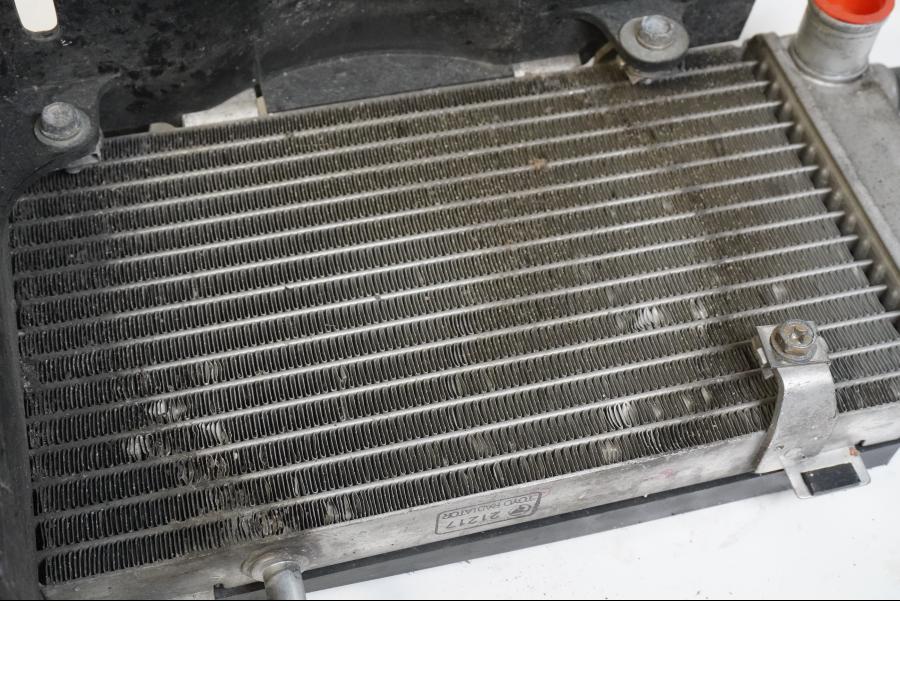 Vänster sida på Vattenkyl från en Honda VFR 800 -1998 motorcykel.