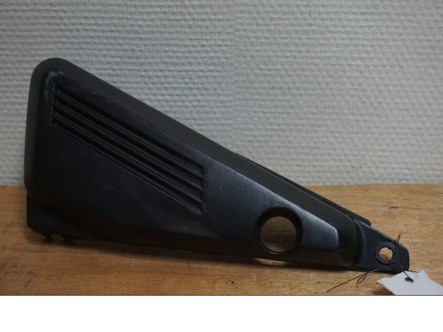 Framsidan på Sidopanel från en Yamaha FZ-S 600 -1998 motorcykel.