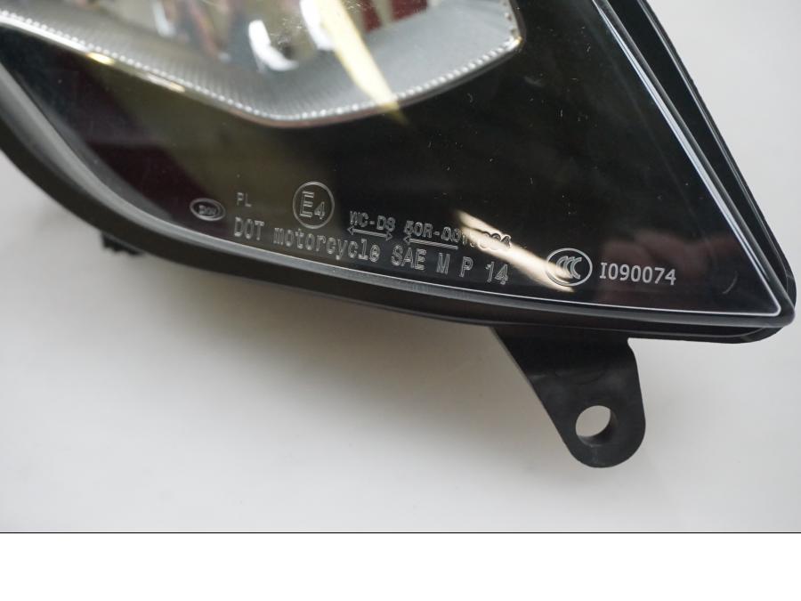 Snett nerifrån på Strålkastare från en BMW S 1000 XR -2016 motorcykel.