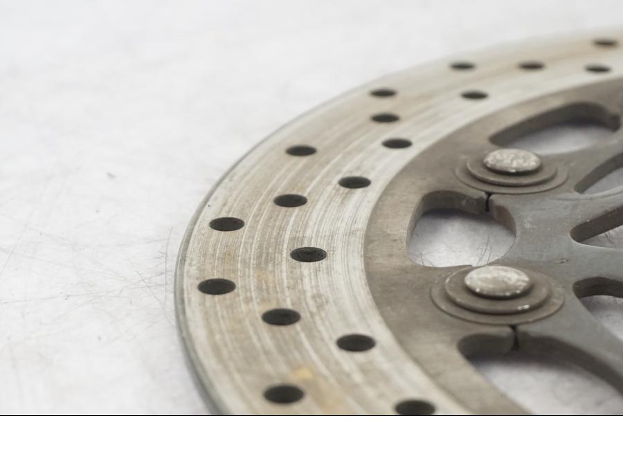 Vänster sida på Bromsskiva från en Yamaha FZ-S 600 -1998 motorcykel.