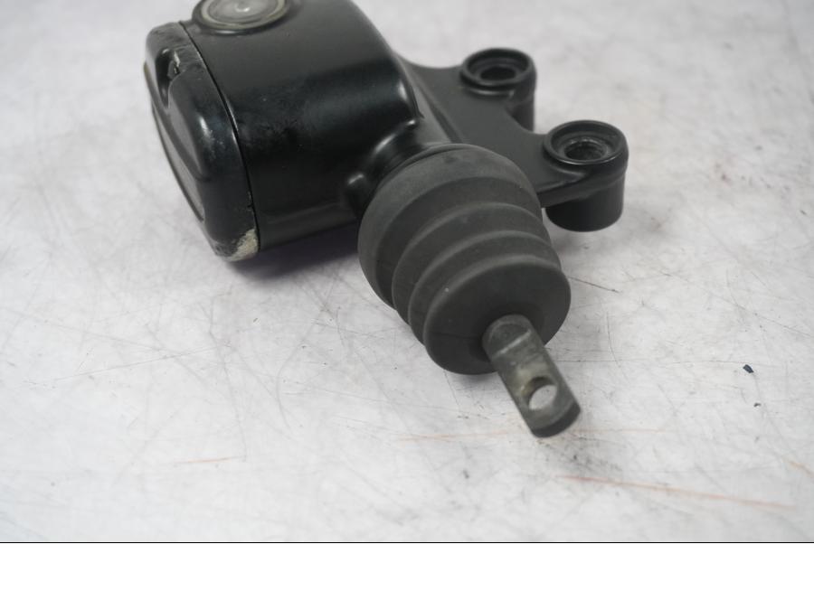 Vänster sida på Bromshuvudcylinder från en H-D Touring Street Glide FLHX -2009 motorcykel.