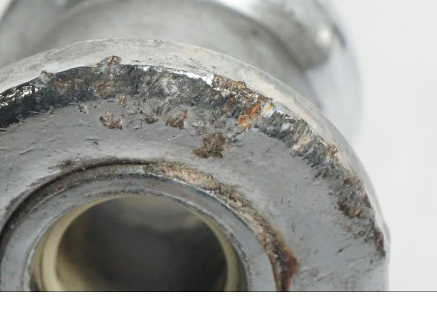 Vänster sida på Bromspedal från en H-D Softail FXCW Rocker -2008 motorcykel.