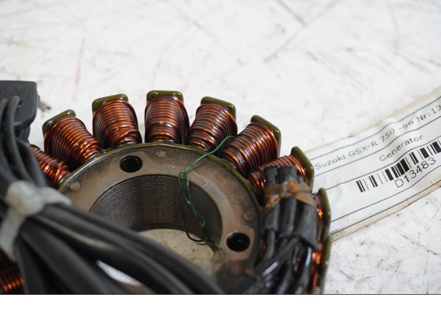 Baksidan pÄ Generator frÄn en Suzuki GSX-R 750 -1996 motorcykel.
