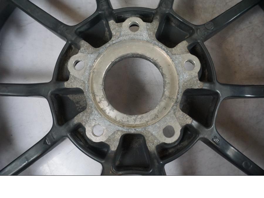 Extrabild6 på Fälg från en Triumph Tiger Explorer -2013 motorcykel.