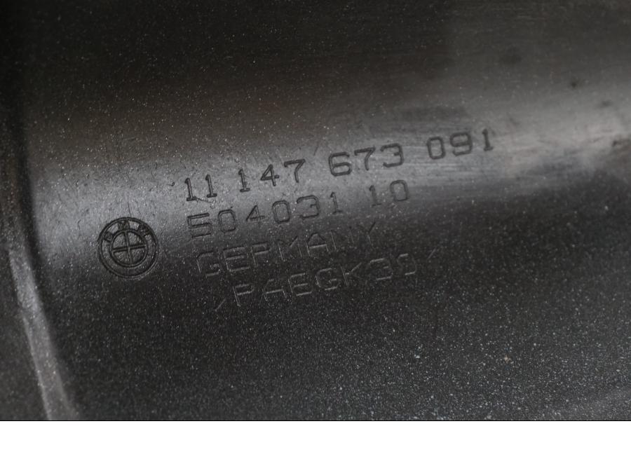 Snett nerifrån på Startmotorkåpa från en BMW R 1200 GS -2005 motorcykel.