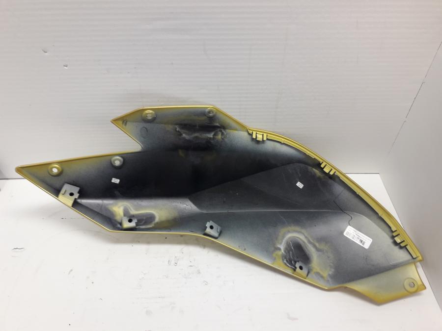 Höger sida på Bensintankskåpa från en BMW R 1250 RS -2020 motorcykel.