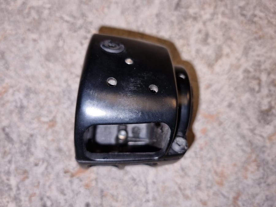 Framsidan på Styrelreglage från en H-D Dyna Street Bob FXDB/I -2007 motorcykel.