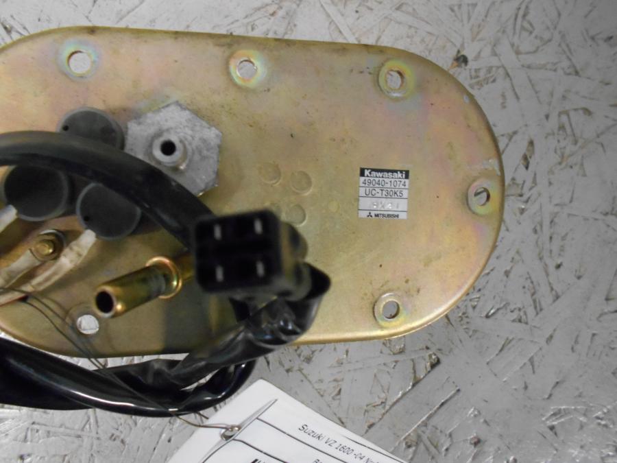 Vänster sida på Bensinpump insprut från en Suzuki VZ 1600 -2004 motorcykel.