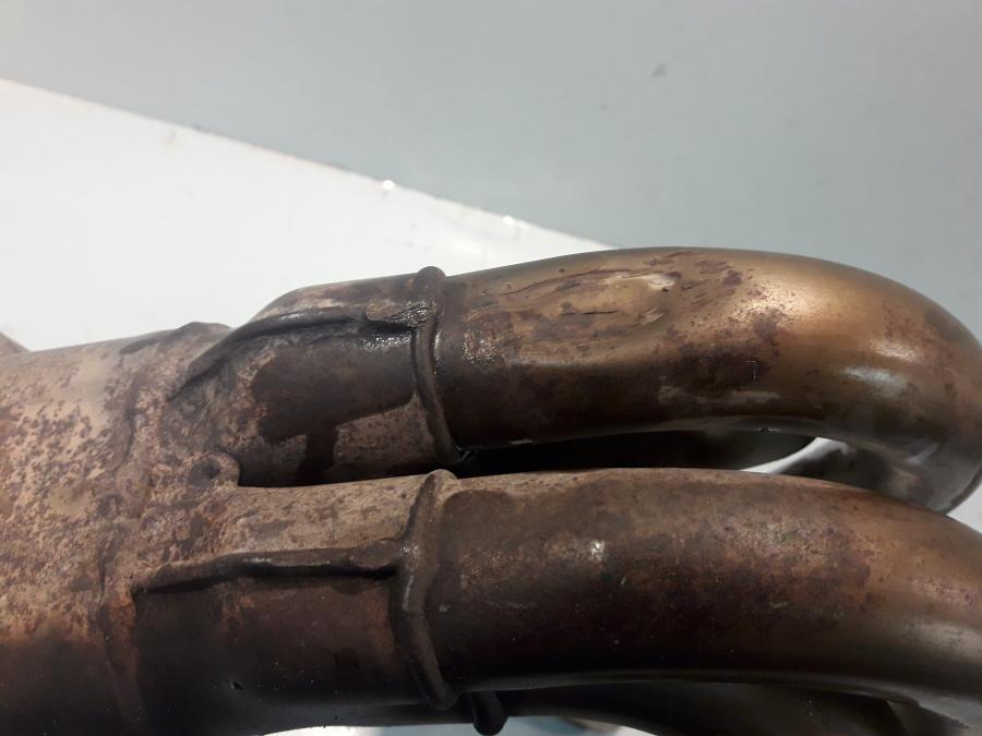 Snett nerifrån på Grenrör från en Kawasaki ZX-6R -2008 motorcykel.