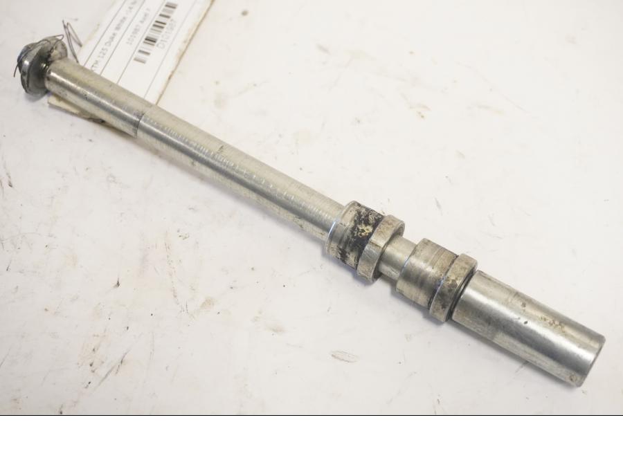 Framsidan på Axel från en KTM 125 Duke -2014 motorcykel.