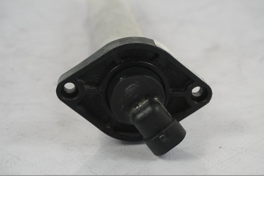 Snett nerifrån på Bensintankgivare från en KTM 1290 Super Duke R -2018 motorcykel.