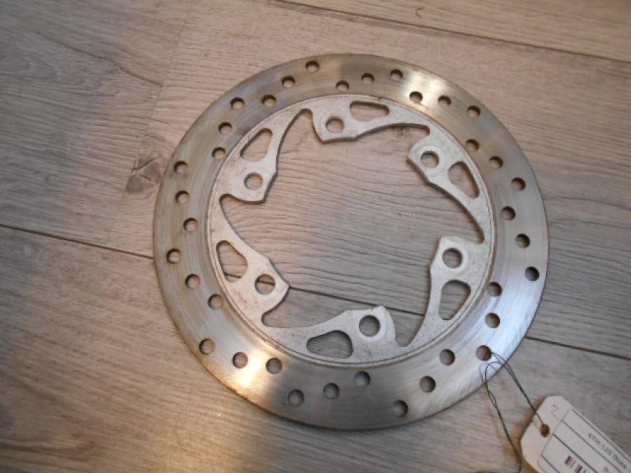 Baksidan på Bromsskiva från en KTM 125 Duke -2017 motorcykel.
