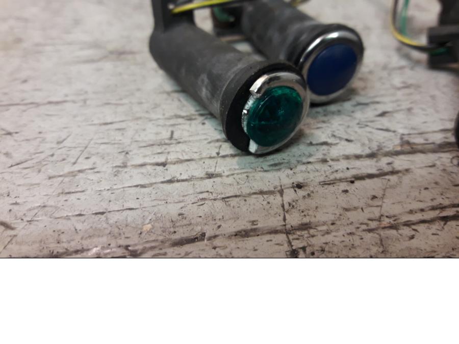 Baksidan på Kontrollampor från en Suzuki VZ 1600 -2005 motorcykel.