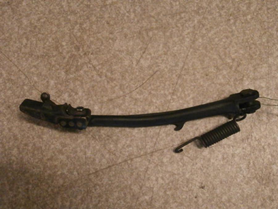 Framsidan på Sidostöd från en Honda VF 750 S -1982 motorcykel.