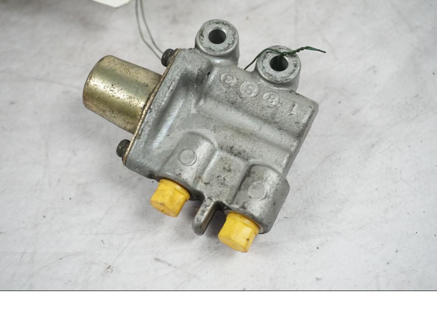 Höger sida på Bromsventil från en Honda XL 1000 V -1999 motorcykel.