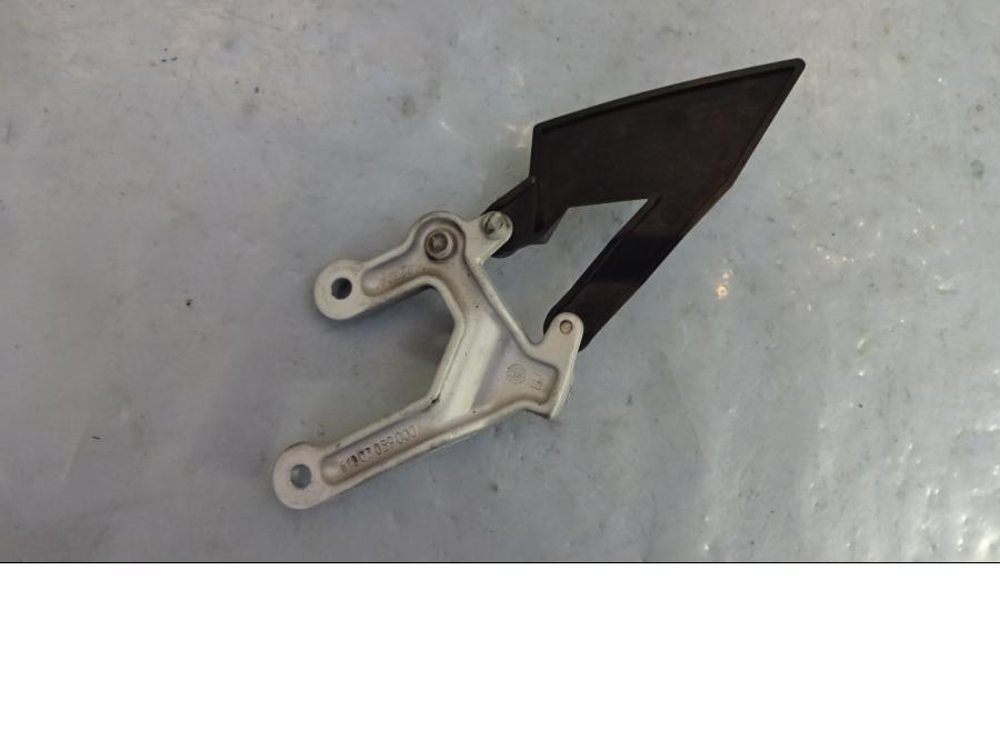 Baksidan på Fotpinnefäste från en KTM 990 Super Duke -2009 motorcykel.