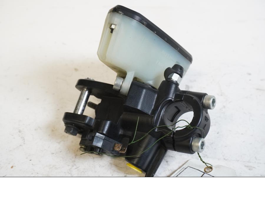 Höger sida på Bromshuvudcylinder från en Kawasaki GTR 1400 -2008 motorcykel.