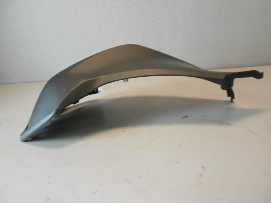 Snett uppifrån på Bensintankskåpa från en Honda NC 750 S -2017 motorcykel.