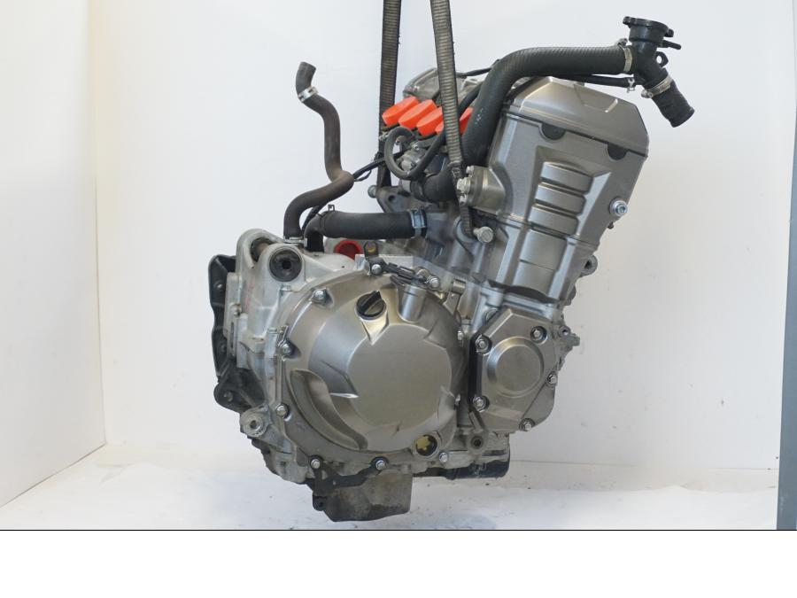 Höger sida på Motor från en Kawasaki Versys 1000 -2015 motorcykel.
