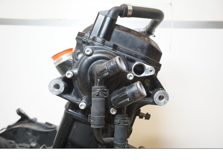 Snett uppifrån på Reservdelsmotor från en BMW F 800 ST -2010 motorcykel.