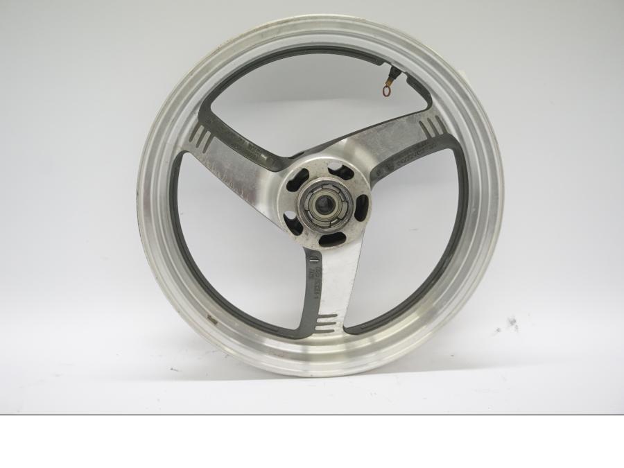 Baksidan på Fälg från en Suzuki VZ 800 -1998 motorcykel.