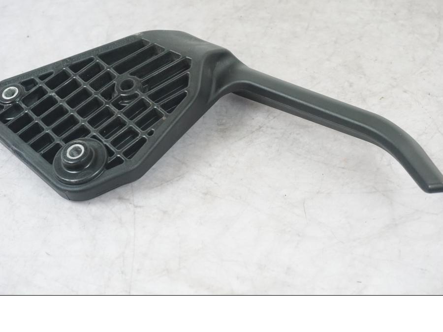 Vänster sida på Passagerarhandtag från en KTM 1290 Super Adventure S -2022 motorcykel.