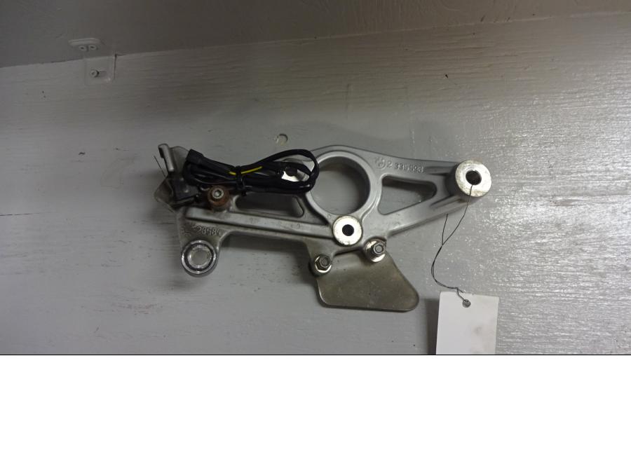 Baksidan på Fotpinnefäste från en BMW R 1150 GS -1999 motorcykel.