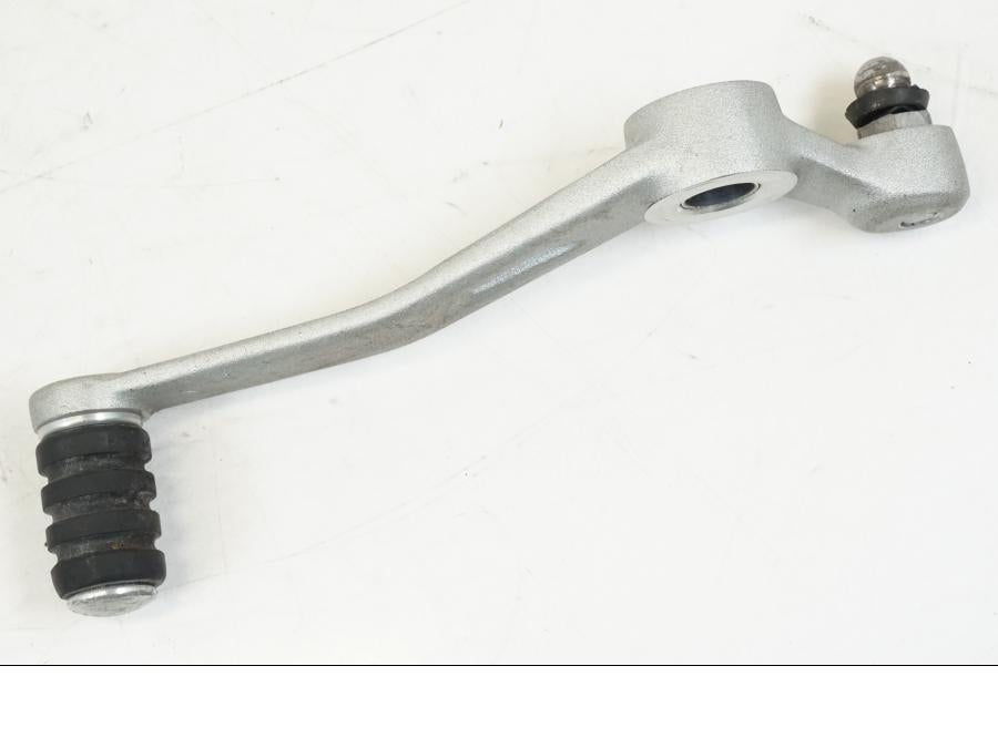 Snett nerifrån på Växelpedal från en Triumph Speed Triple -2021 motorcykel.