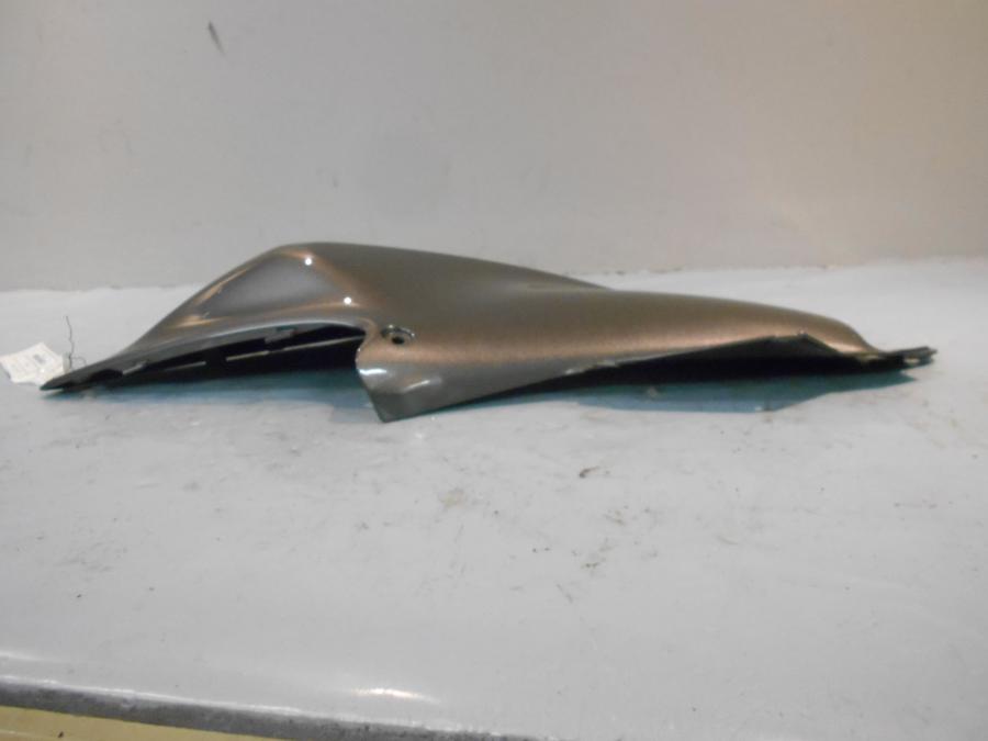 Snett nerifrån på Bensintankskåpa från en Suzuki DL 650 -2012 motorcykel.