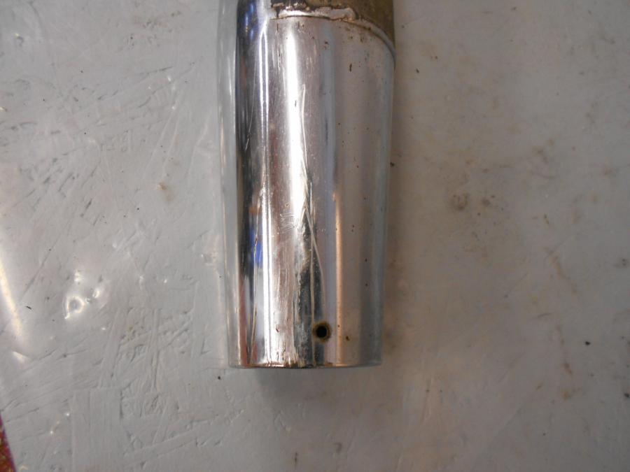 Snett uppifrån på Ljuddämpare från en Kawasaki VN 1500 Classic Tourer -2002 motorcykel.