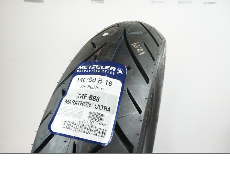 Höger sida på <p>Nytt och oanvänt däck av märket Metzeler och modell ME888 Marathon Ultra.</p>
<p>Dimension 140/90-16 M/C 77H Reinforced. </p>
<p>Mönsterdjup 100%.</p>
<p>Tillv. 1621</p> moped.