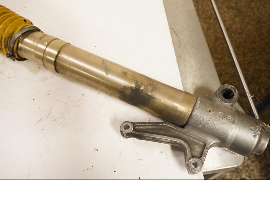 Snett nerifrån på Gaffelben från en Suzuki DR 650 -1998 motorcykel.