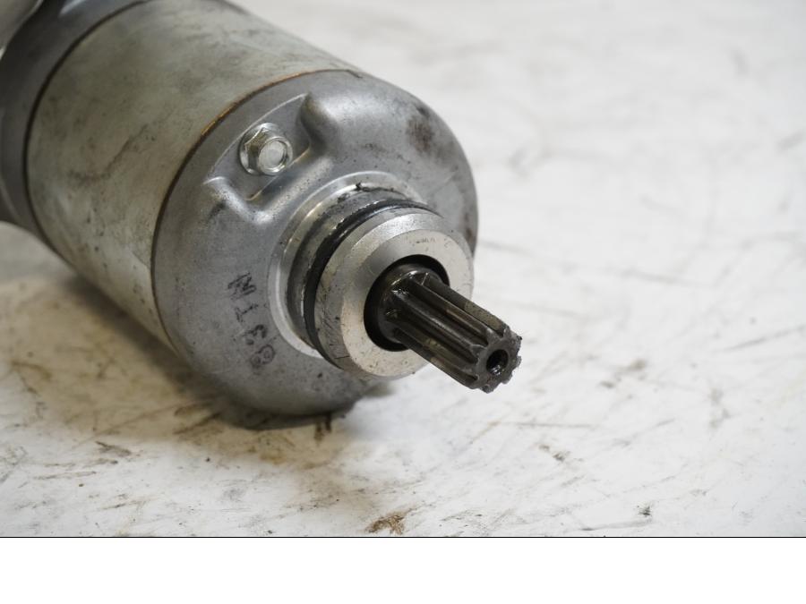 Baksidan på Startmotor från en Kawasaki ZZ-R 1400 -2010 motorcykel.