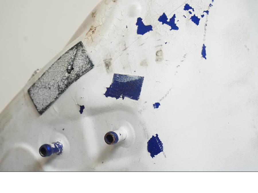 Extrabild6 på <p>Bensintank från en Yamaha YZF 1000 R1 2001.</p>
<p>Lackobjekt, hemmalackad till vit. Repor, märken och lacksläpp se bilder.</p> motorcykel.