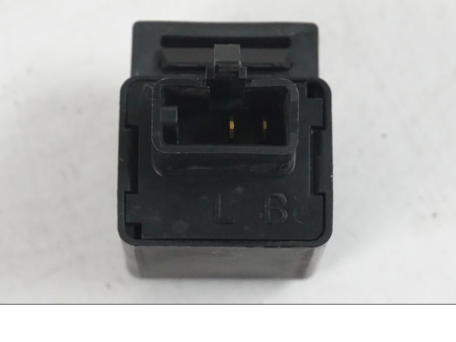 Snett uppifrån på Blinkersrelä från en Yamaha MT-07 -2019 motorcykel.