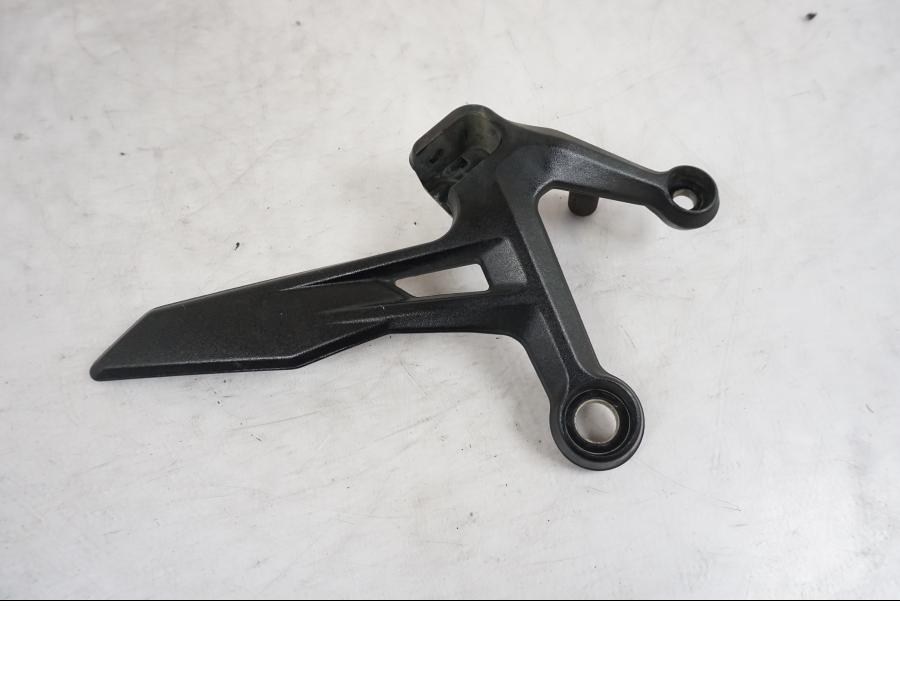 Baksidan på Fotpinnefäste från en KTM 790 Duke -2018 motorcykel.